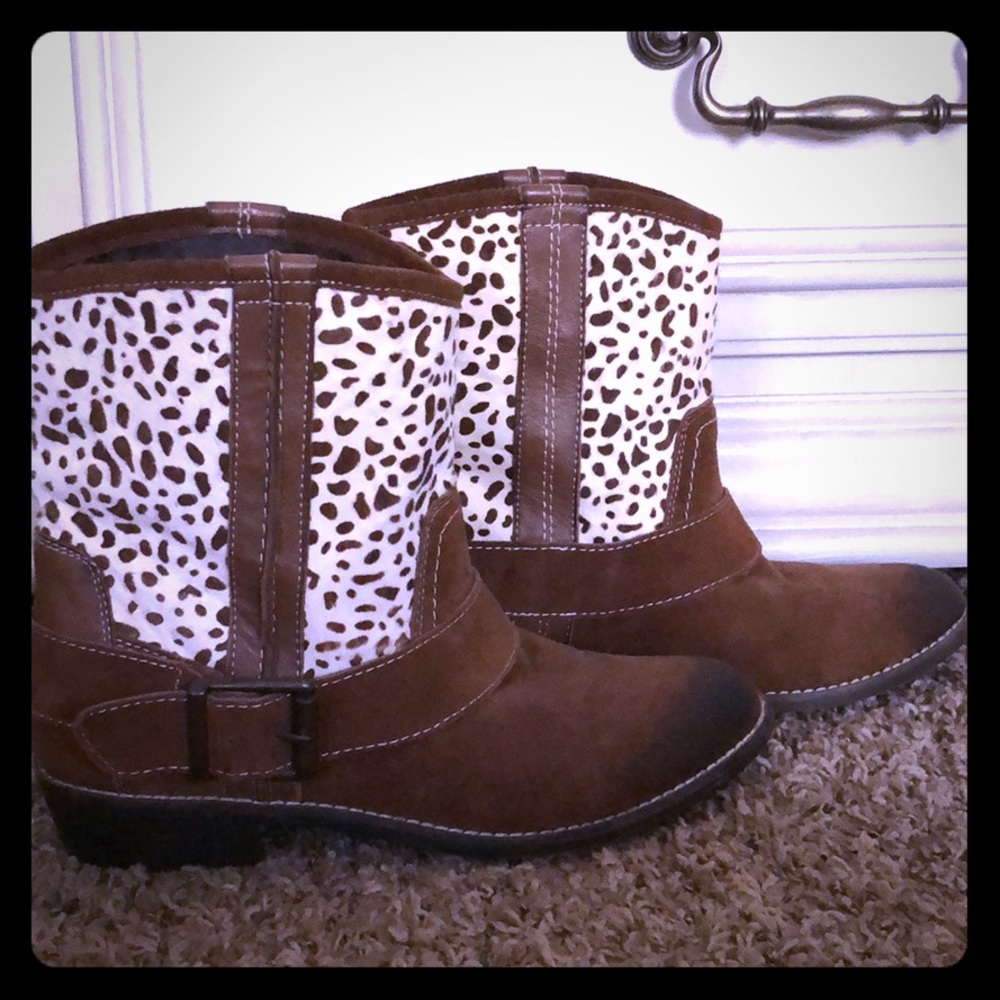 Kelsi dagger 9 cowgirl suede animal print  boots